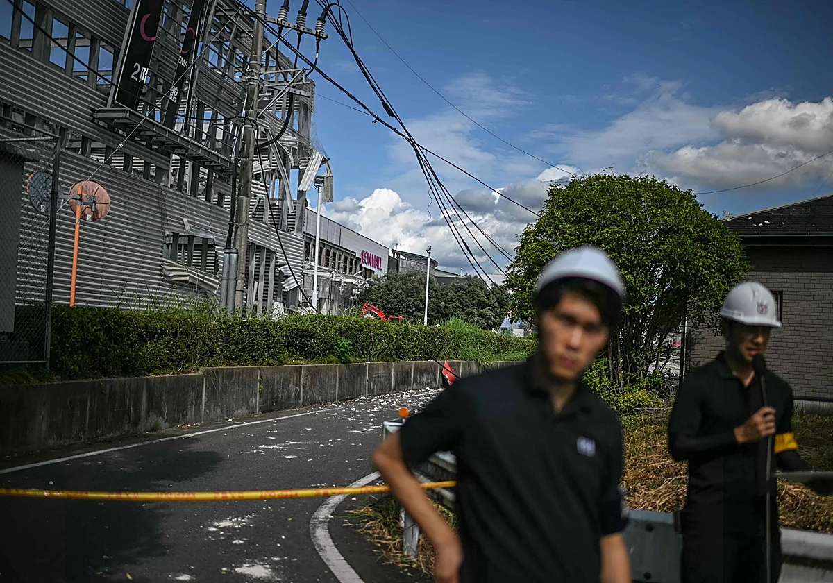 Buscan supervivientes contra el reloj en el centro comercial derrumbado tras el terremoto de Japón