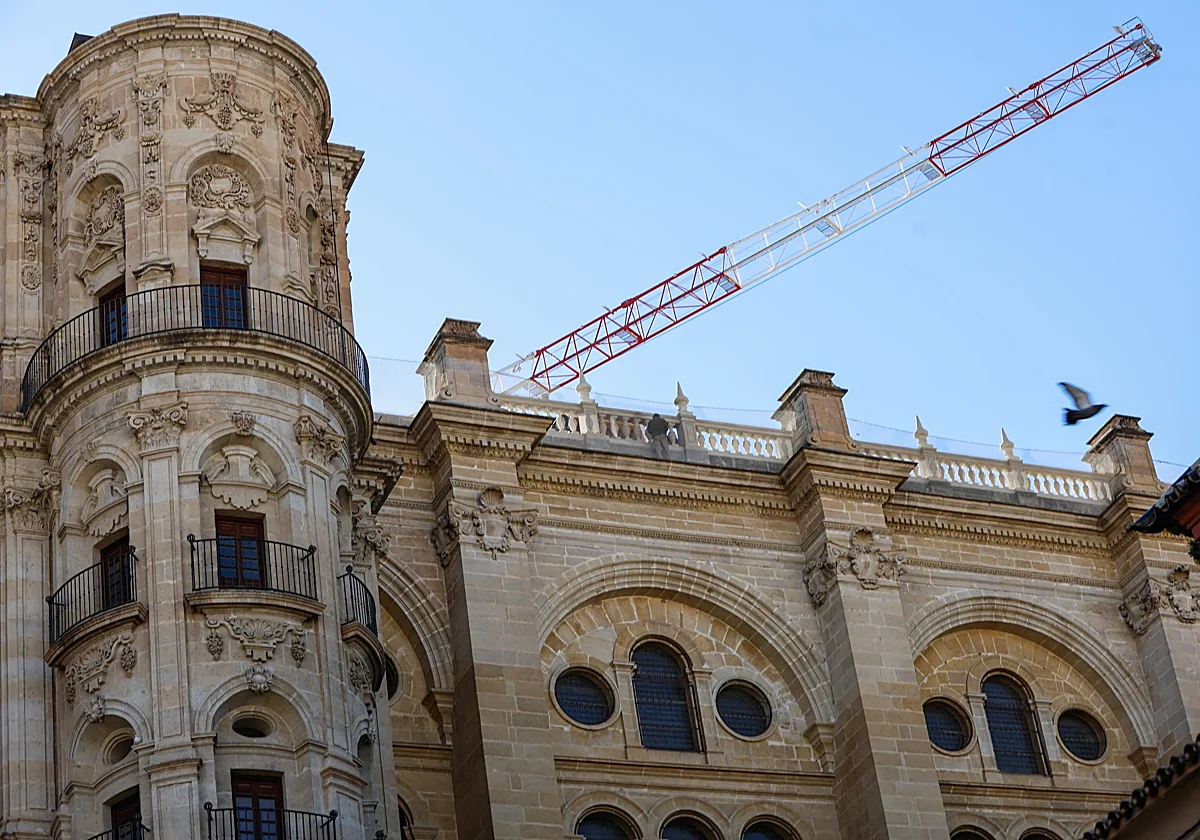 Así cambian las fachadas de la Catedral de Málaga con la nueva balaustrada
