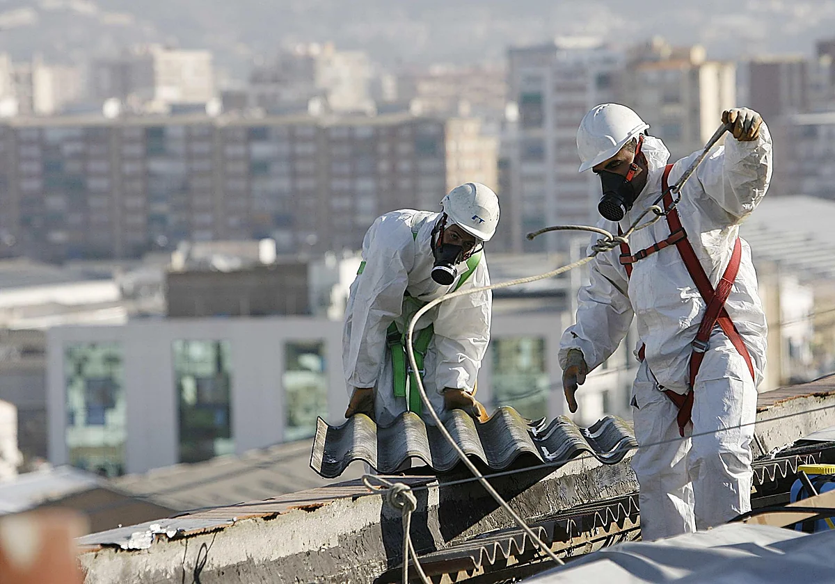 Málaga traza un plan para eliminar todas las cubiertas de uralita de la ciudad en seis años