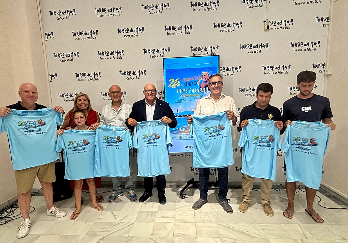 Torre del Mar mantiene vivo el legado deportivo de Pepe Fajardo con su travesía a nado
