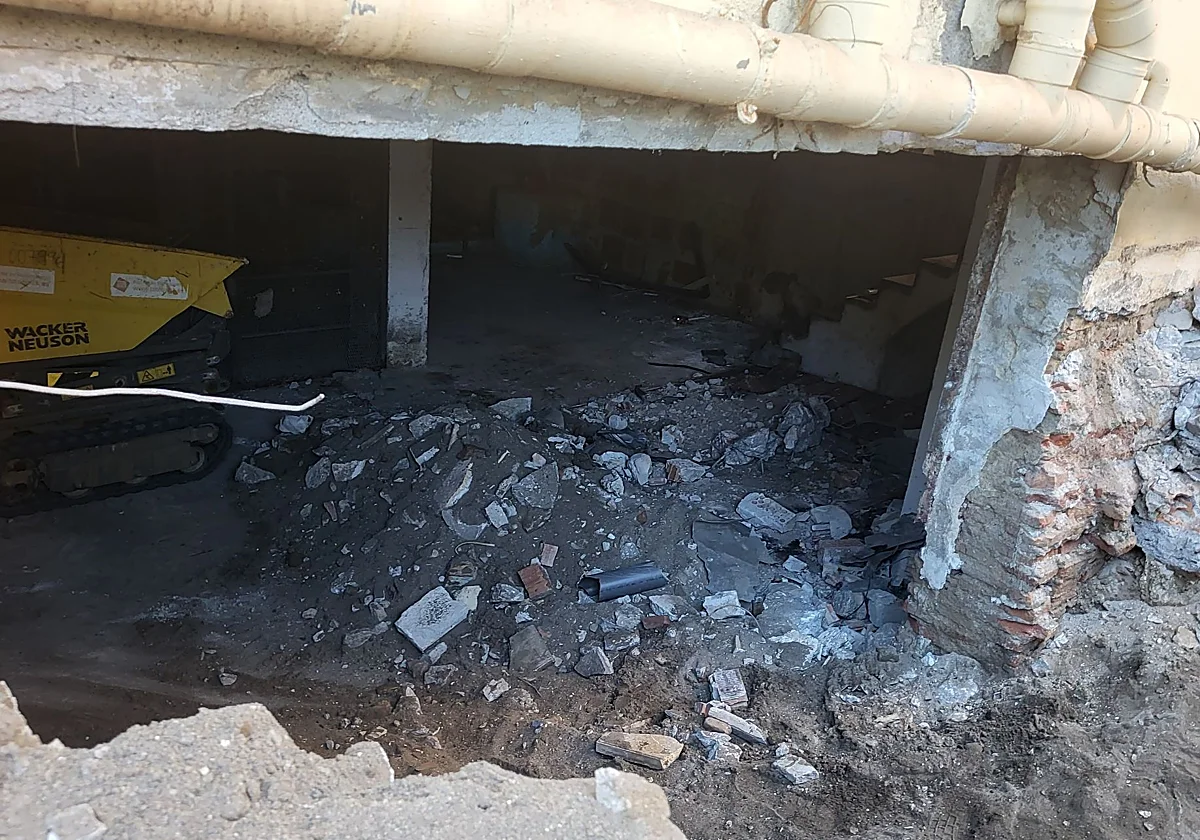 Urbanismo paraliza una excavación sin licencia en el sótano de un edificio en Málaga