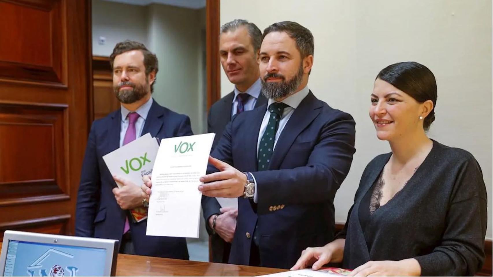 Abascal, el alpinista que arroja al vacío a todos los sherpas que le han guiado en su escalada: Ortega Smith, Olona, Espinosa...