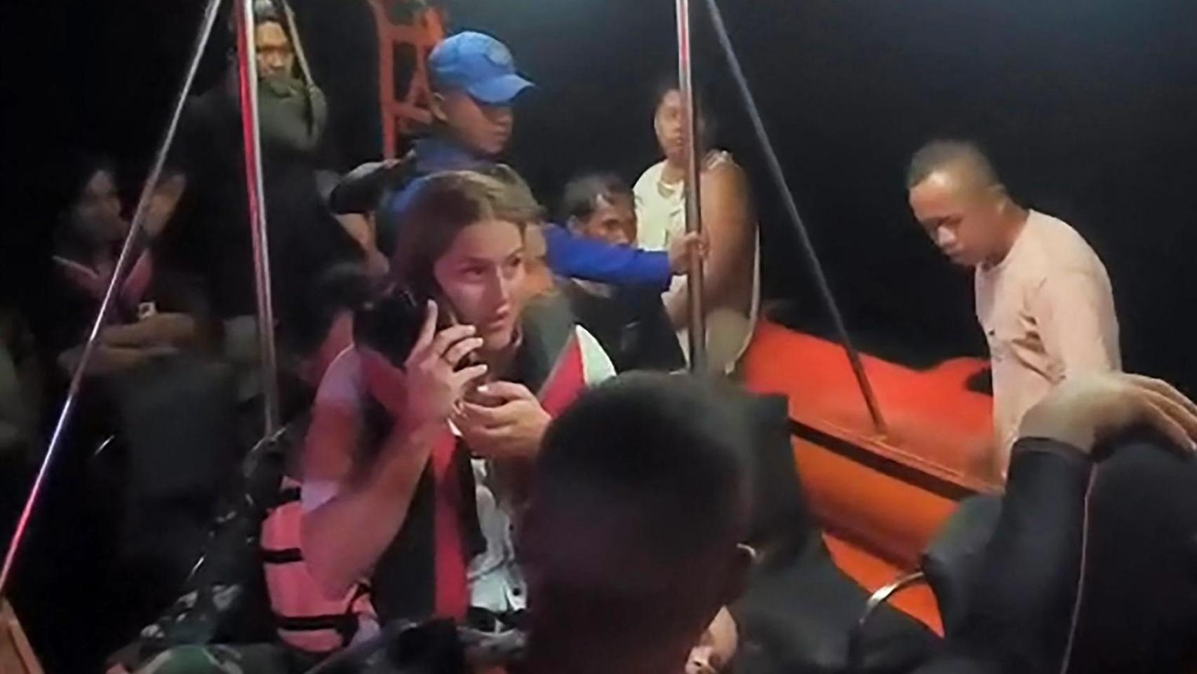 La horrible tragedia de Andrea en Indonesia: su marido y tres hijos, víctimas del naufragio del que logró salvar a su pequeña