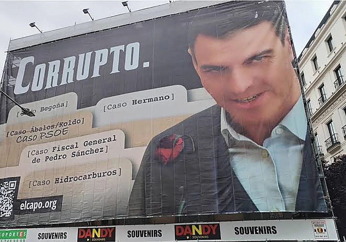 Sánchez recurre el archivo de la causa contra HazteOír por la lona que le llamaba «corrupto»