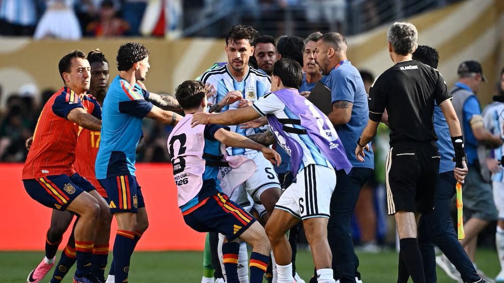 La FIFA abre un procedimiento contra Molina, Paredes, Almada, Ayala y Gavi por la tangana de la final del Mundial