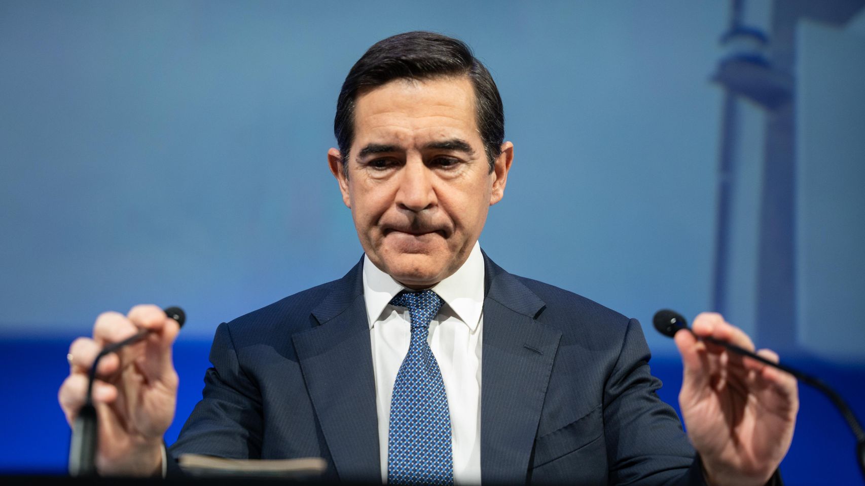 Torres revoluciona la cúpula directiva del BBVA y prescinde de ocho miembros de su núcleo duro para encarar la era de la IA