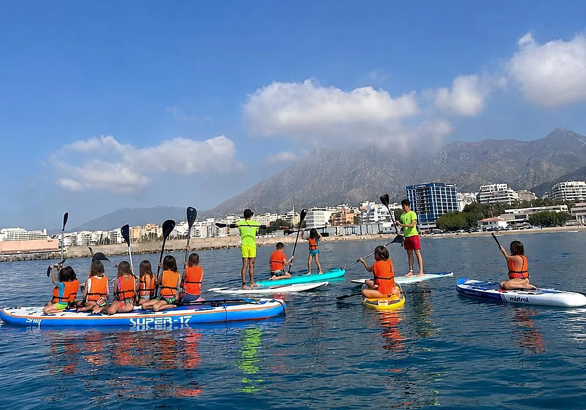 Marbella impulsa una nueva edición del curso de Paddle Surf Inclusivo con 95 plazas gratuitas