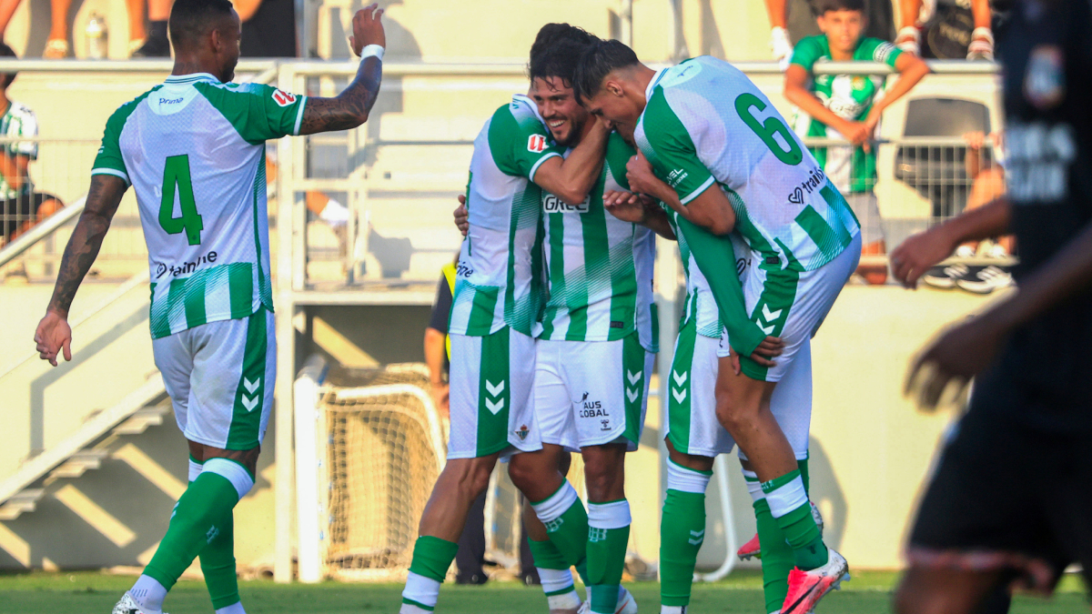 El Betis golea al Olympique de Lyon en un amistoso de 'Champions'