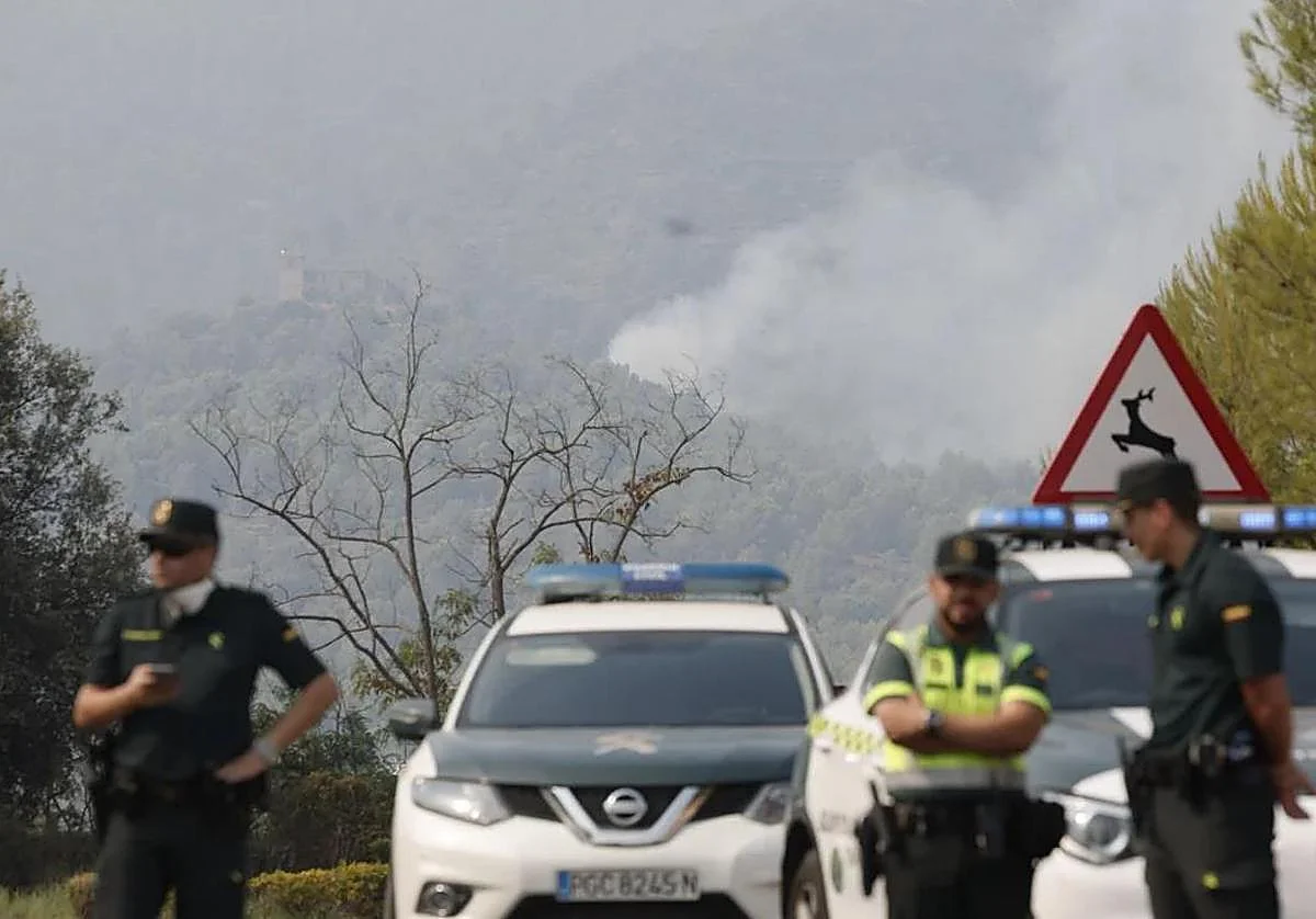 Los bomberos logran frenar el avance del fuego y los confinamientos se mantienen un día más