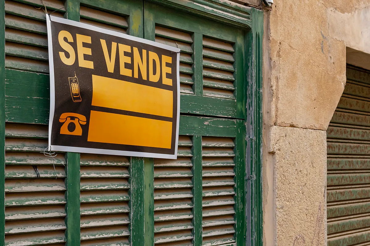 Las compraventas de vivienda siguen cayendo mientras los precios se disparan