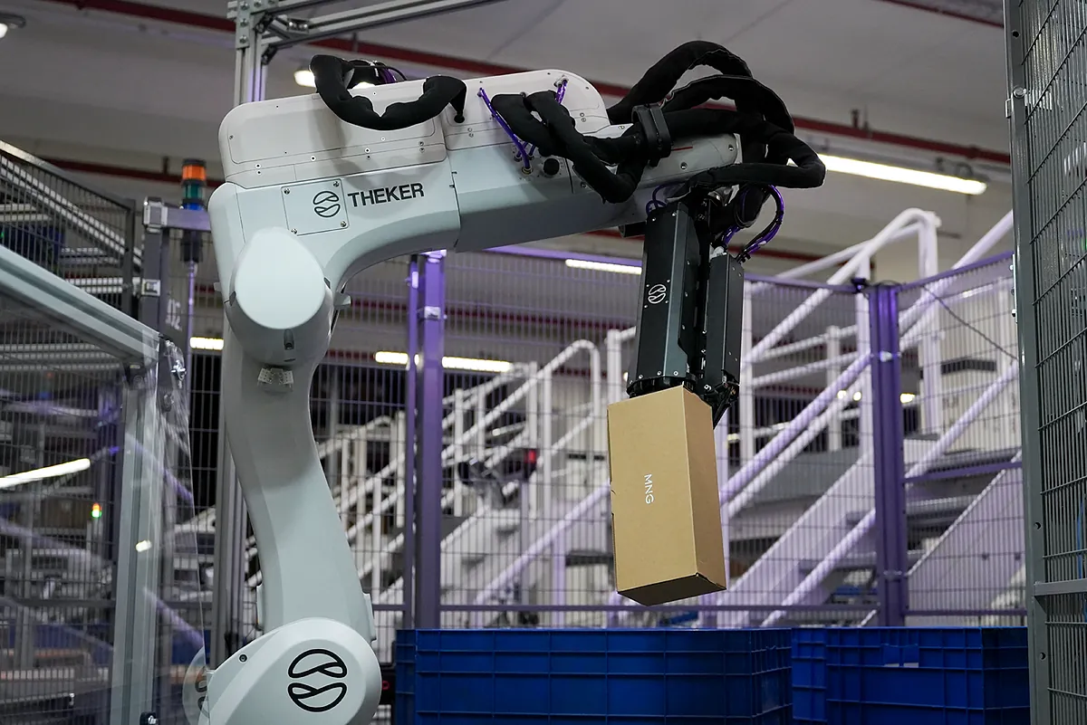Theker lleva sus 'robots' inteligentes al centro logístico de Mango