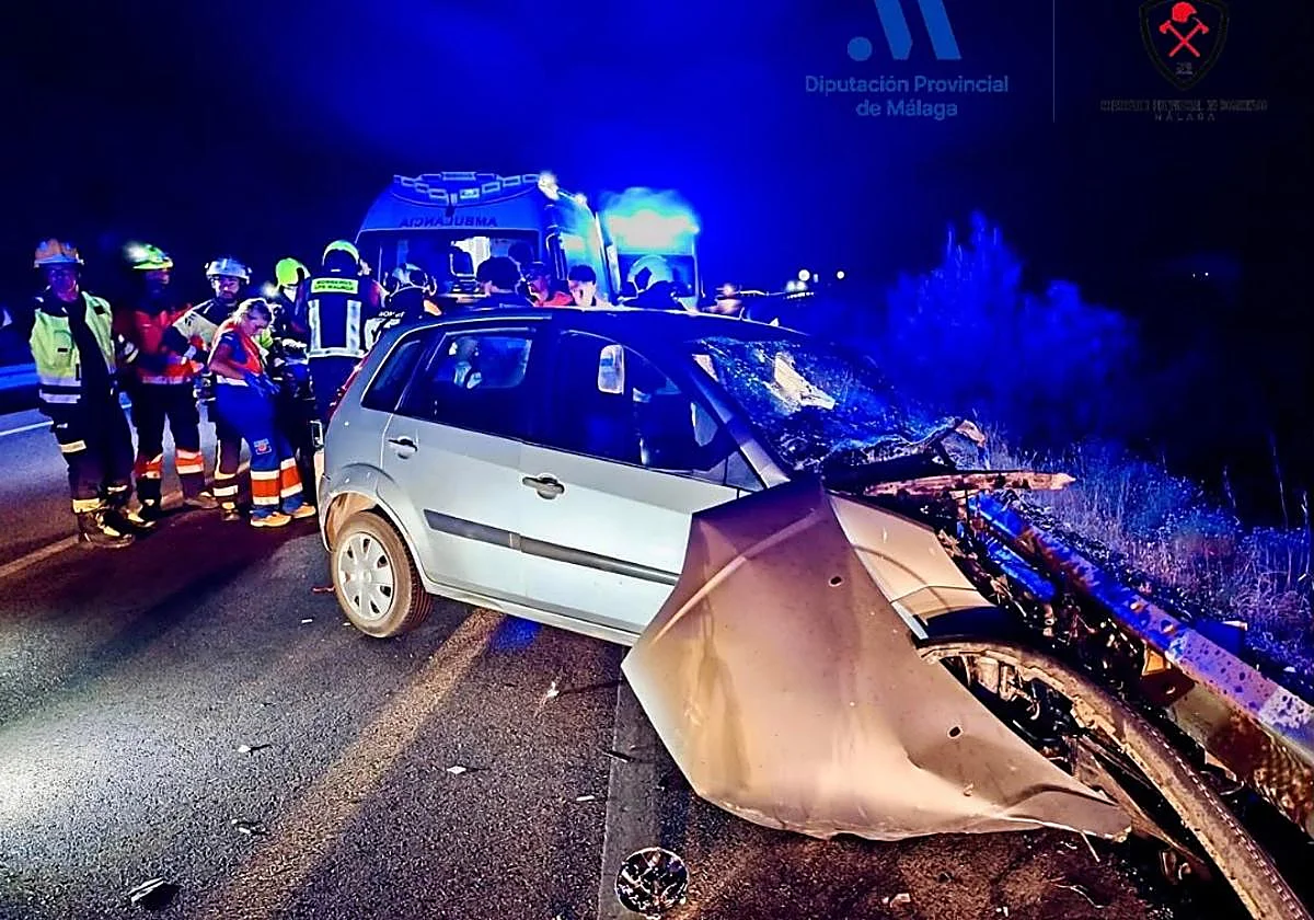 Rescatan a un conductor atrapado tras la colisión entre un coche y un camión en Casarabonela