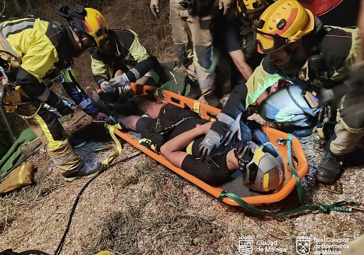 Rescatan a un joven tras caer por un terraplén de unos 30 metros de desnivel en Málaga capital