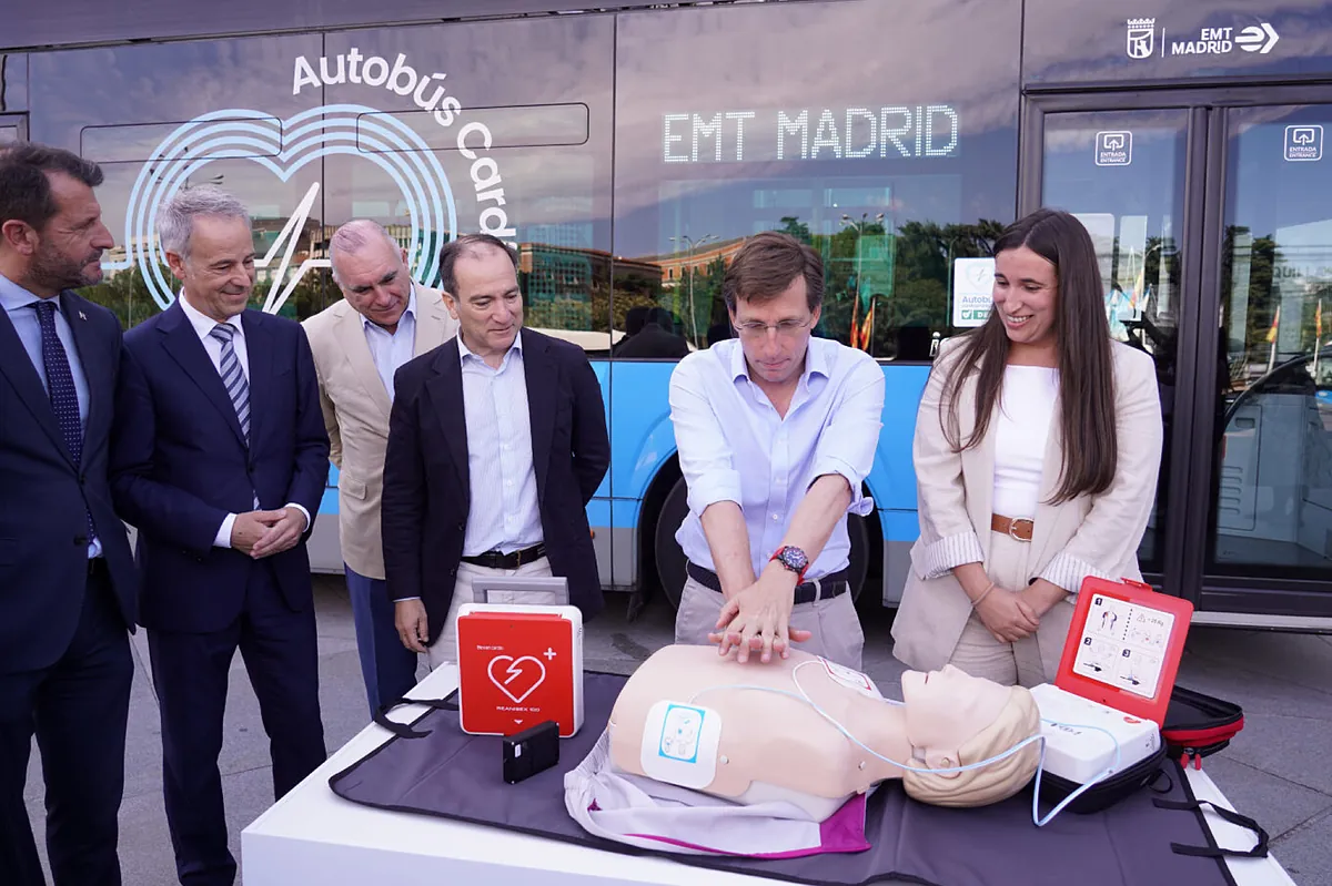 El Ayuntamiento de Madrid dota de desfibriladores cardiacos a toda la flota de autobuses de la EMT