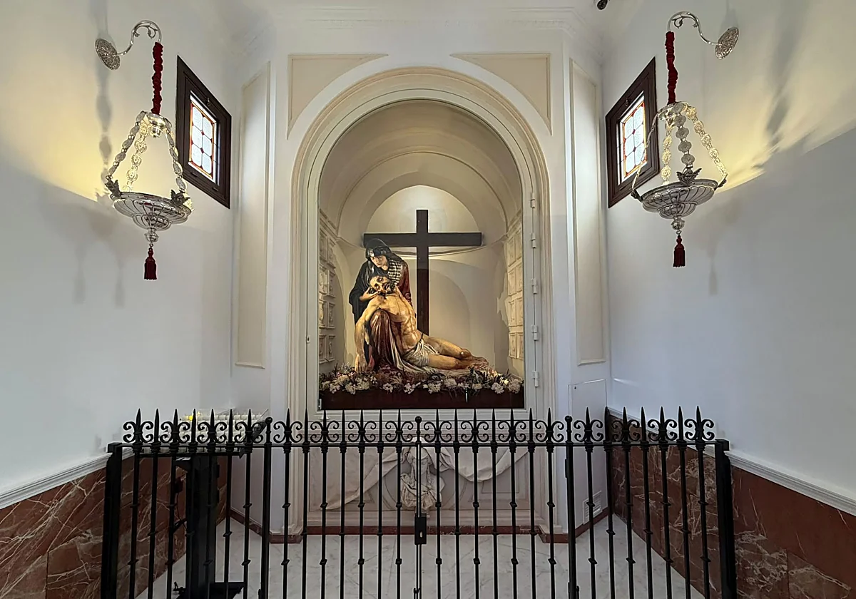 La Virgen de la Piedad vuelve a su capilla tras la renovación de su interior