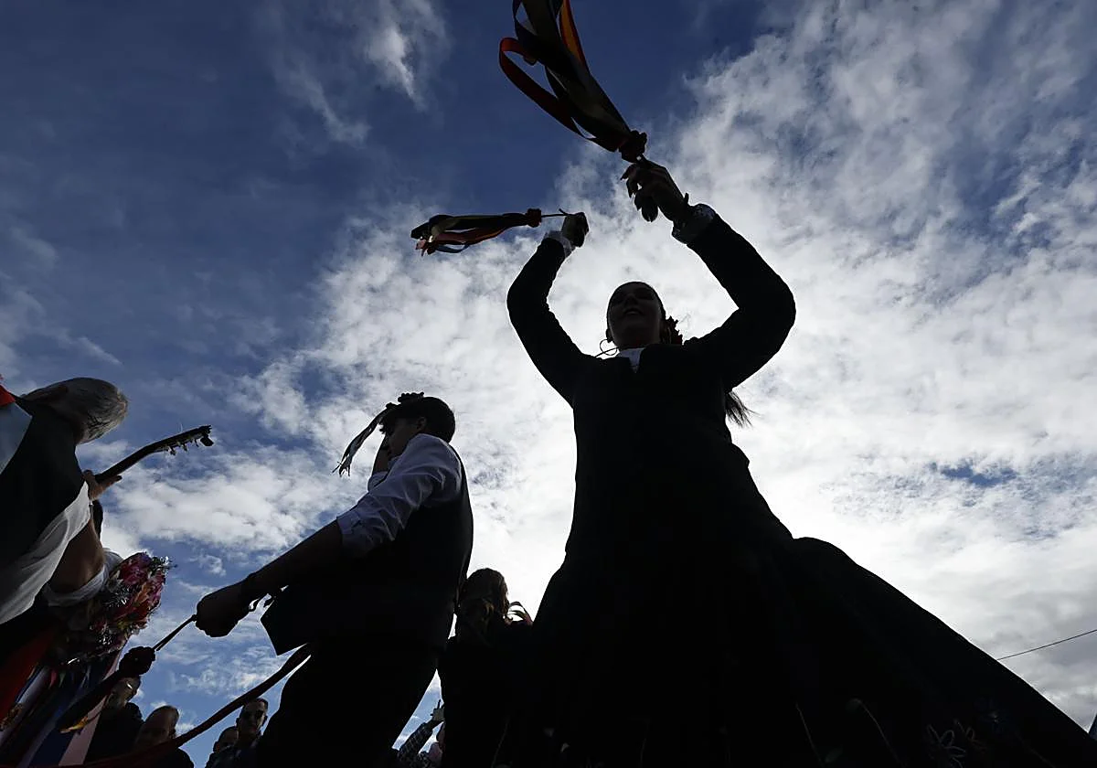 Una fiesta de Verdiales deslucida por el temporal nocturno, pero que sigue siendo «como una rave tecno»