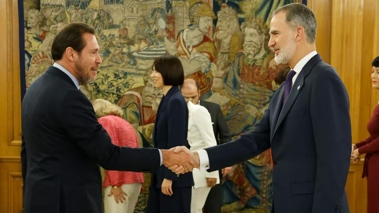 Puente convierte la foto del Rey con el "ultra" en la coartada para lanzar el mayor ataque del 'sanchismo' a la Monarquía