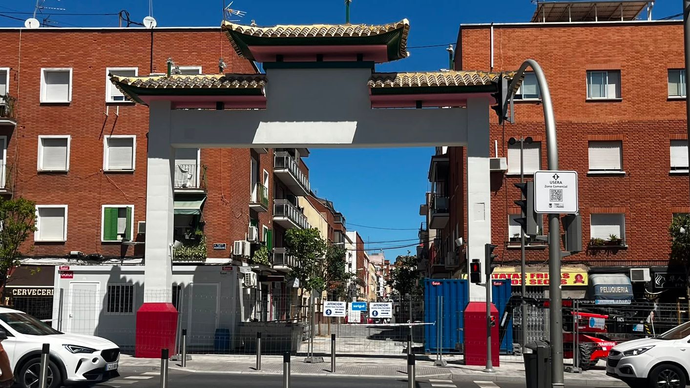 El 'paifang' casi acabado que coloca a Usera al nivel de Nueva York o San Francisco y corona el Chinatown de Madrid
