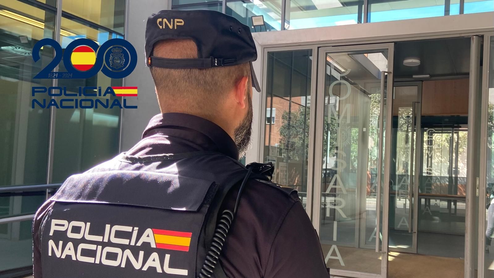 La Policía rescata en Sevilla a un bebé al que sus padres habían abandonado en el coche mientras iban al supermercado