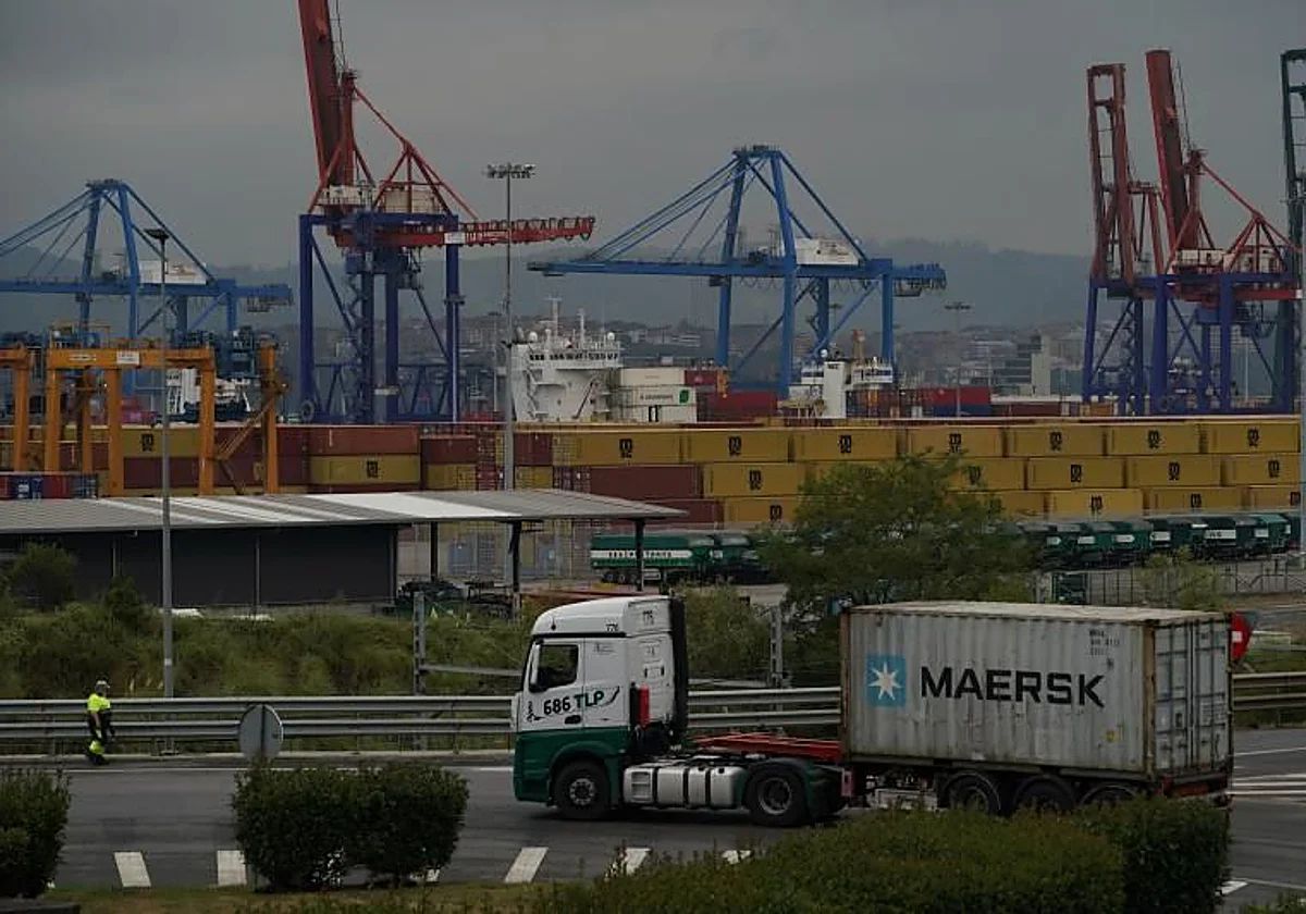 Los productos energéticos y los bienes de equipo disparan el déficit comercial un 30% hasta junio