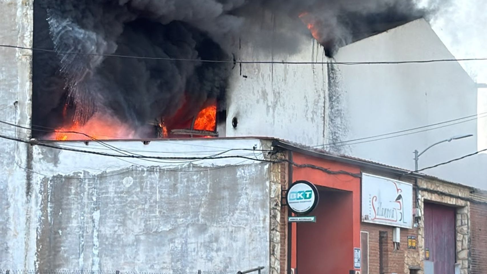 Muere un bombero de la Diputación de Zaragoza en un aparatoso incendio en Calatorao: "Es triste y doloroso"