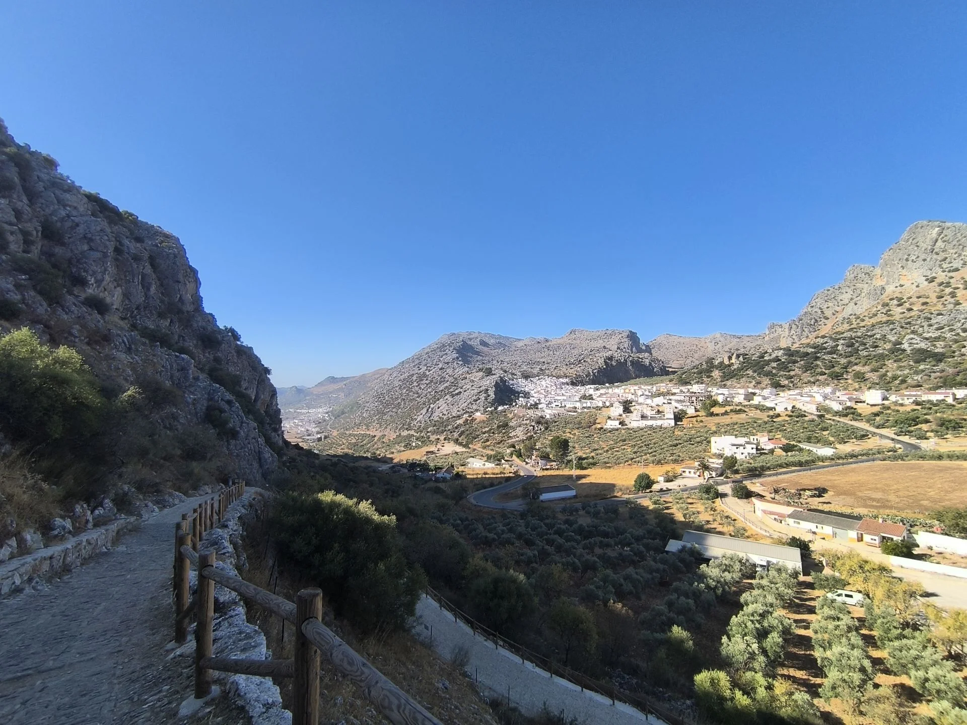 Pueblos malagueños tan cercanos entre sí que podrás verlos en un paseo