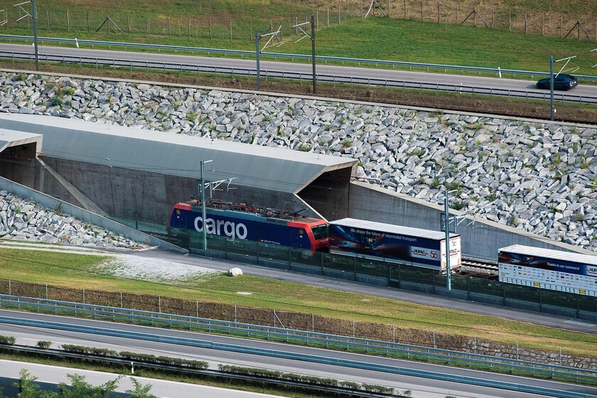 Los Alpes planteaban a Suiza un problema gigantesco. Su solución ha sido convertir el subsuelo en una pieza clave de su infraestructura