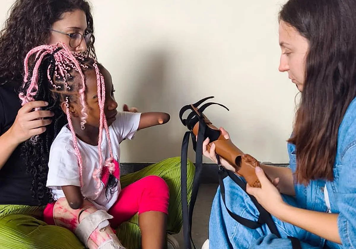Una ONG española fabrica prótesis a niñas amputadas en África