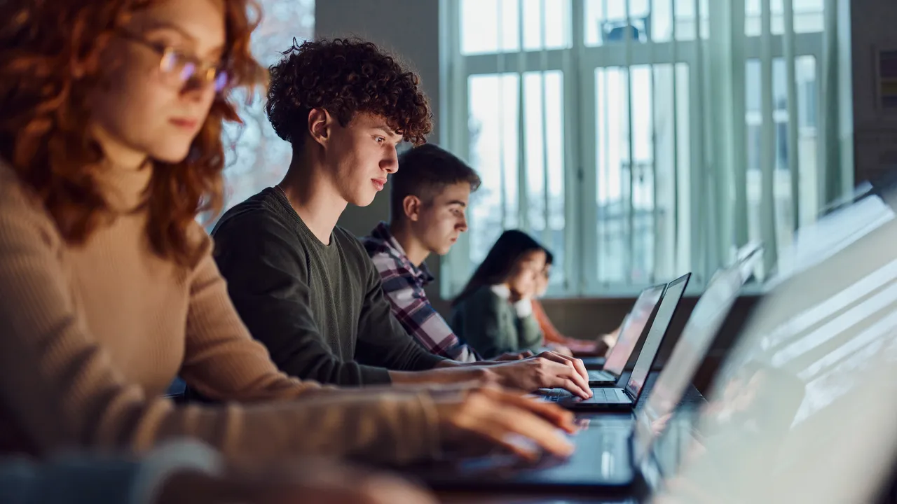 ¿Quieres aprender IA, programación o ciberseguridad? Estos 16 cursos son gratuitos