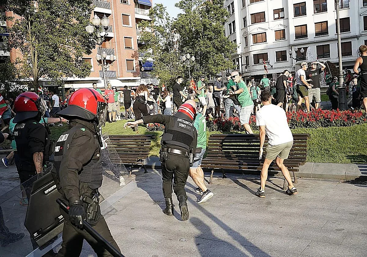 Himnos y banderas