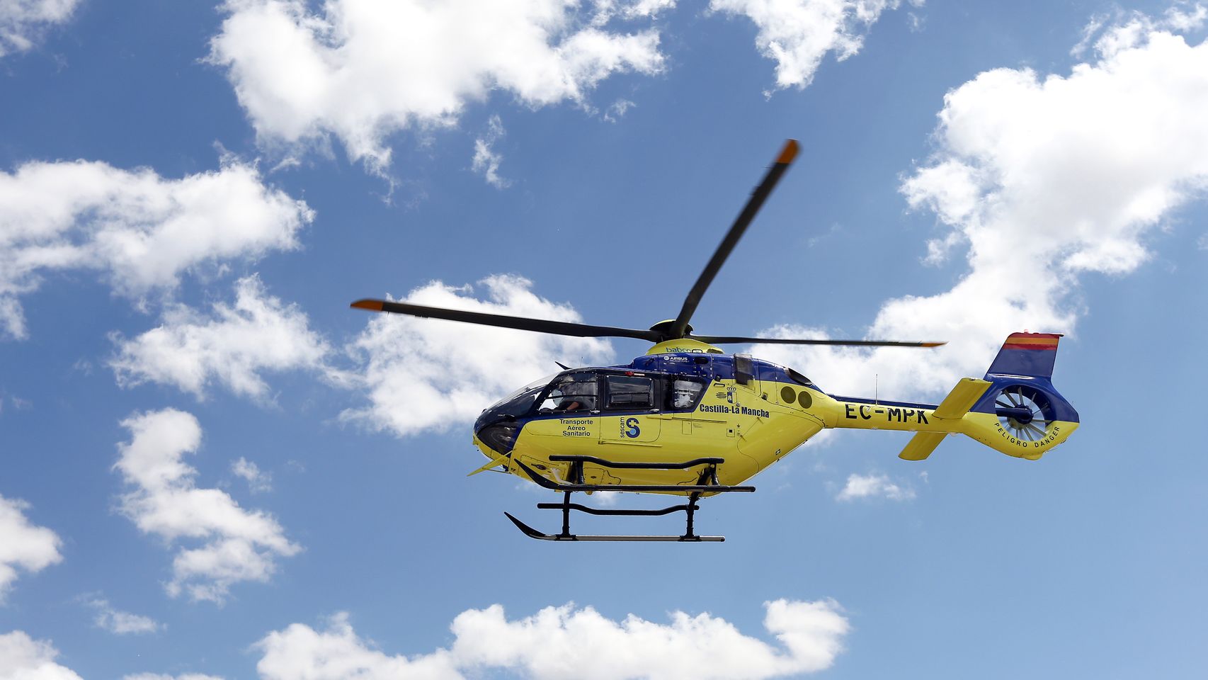 Dos heridos al caer con un turismo por un talud de cuatro metros de altura en Priego (Cuenca)