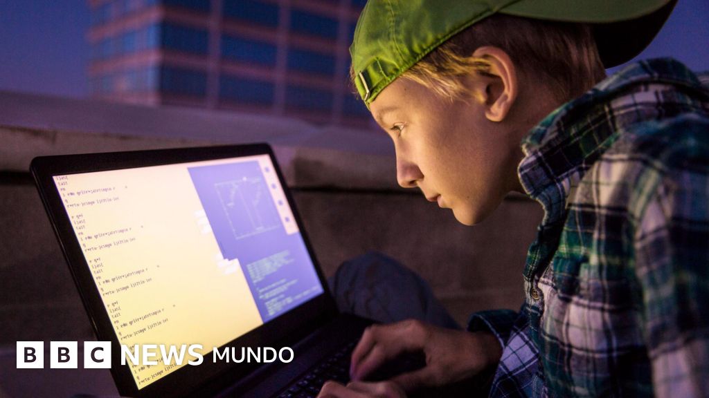 "Quiero utilizar mis habilidades cibernéticas para el bien": cómo la policía de Reino Unido busca rehabilitar a hackers adolescentes