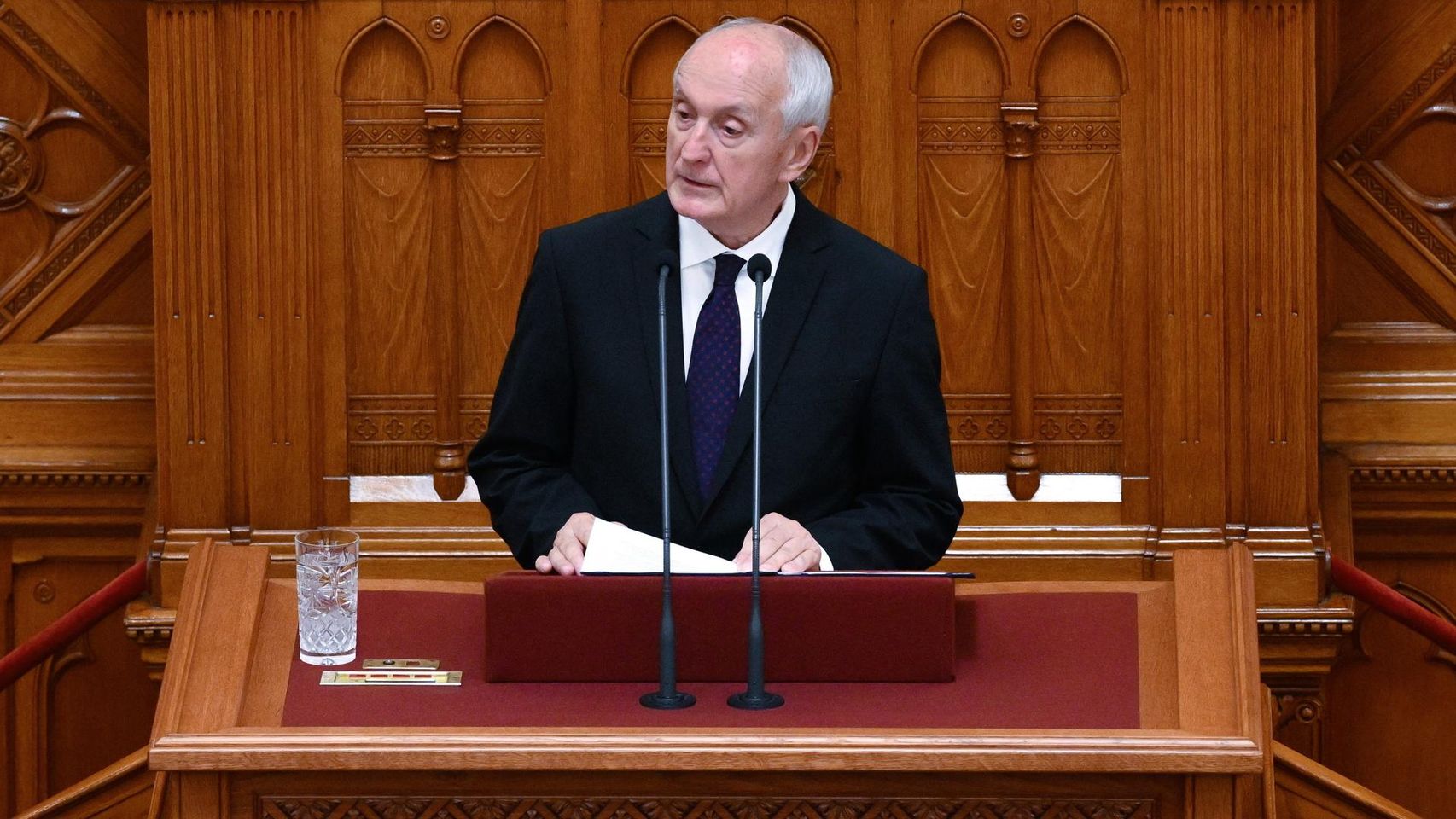 András Baka, expresidente del Supremo y europeísta, asume la Presidencia de Hungría para poner fin a la 'era Orbán'