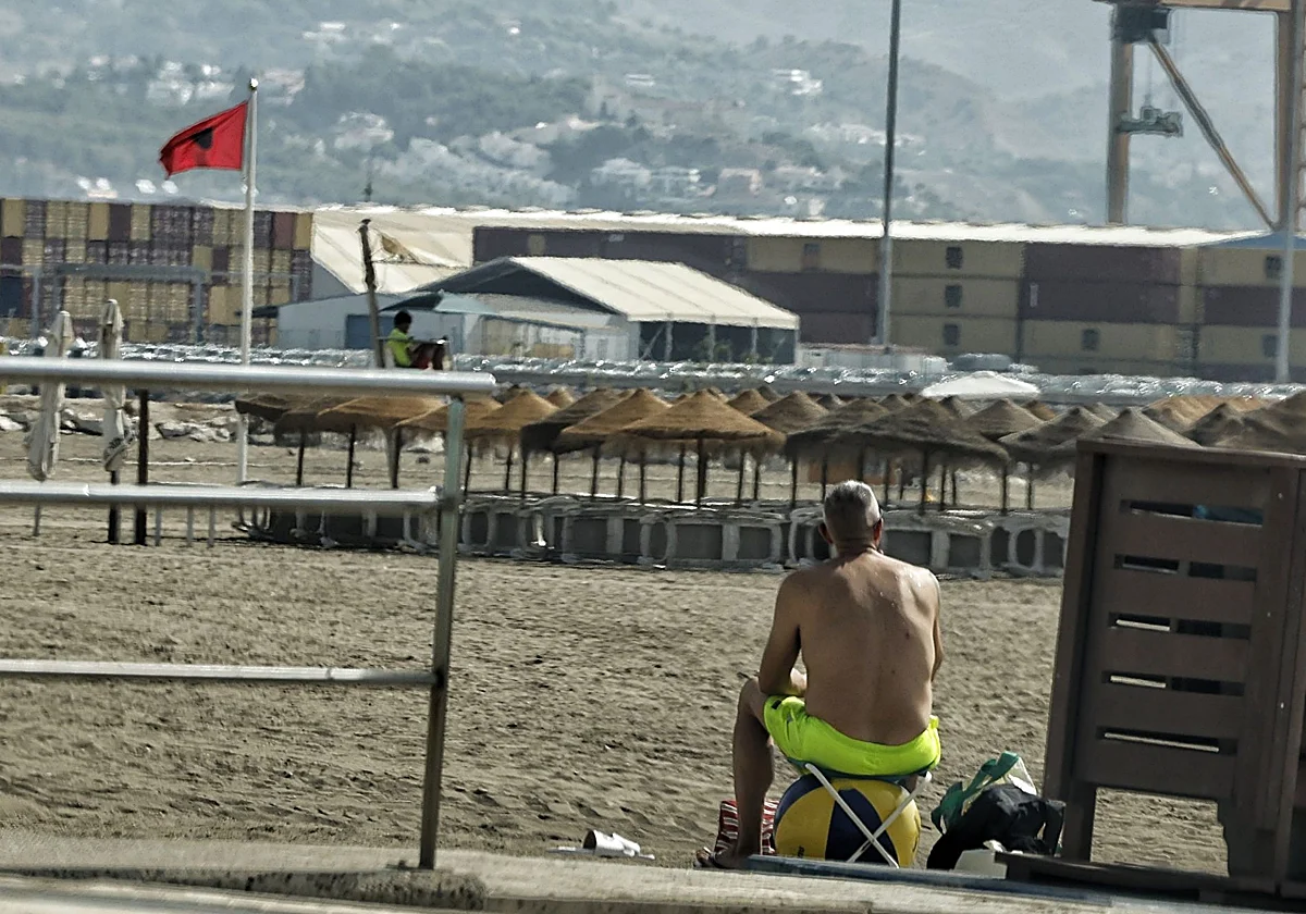 Málaga mantiene cuatro playas cerradas en pleno festivo mientras espera los últimos análisis del agua