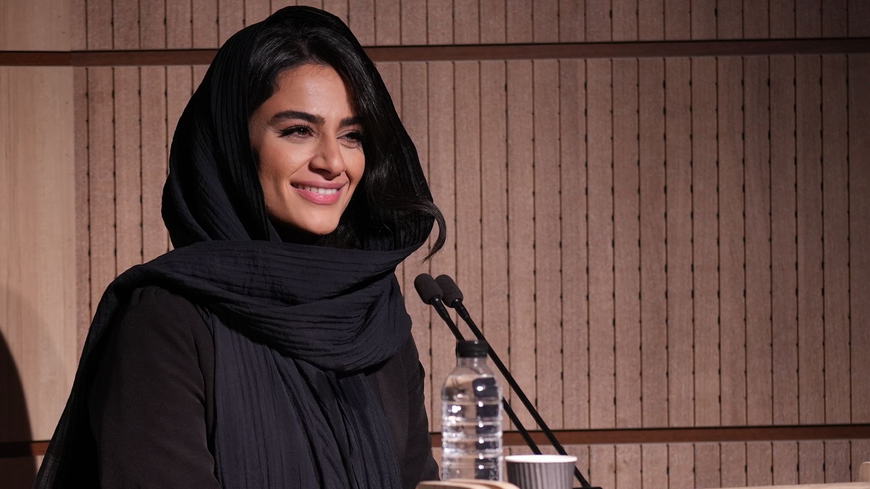 Irán condena a cuatro años de cárcel a la cantante Hiva Seyfizadeh por dar un concierto con hombres entre la audiencia
