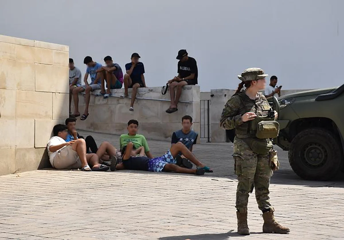 Cortan la falange de los dedos a un menor migrante que vagaba por las calles de Ceuta sin protección