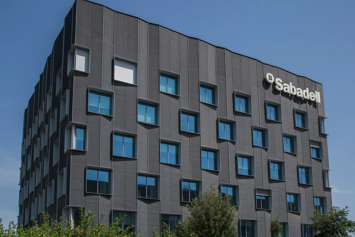 Sabadell comanda las alzas de la banca europea en agosto