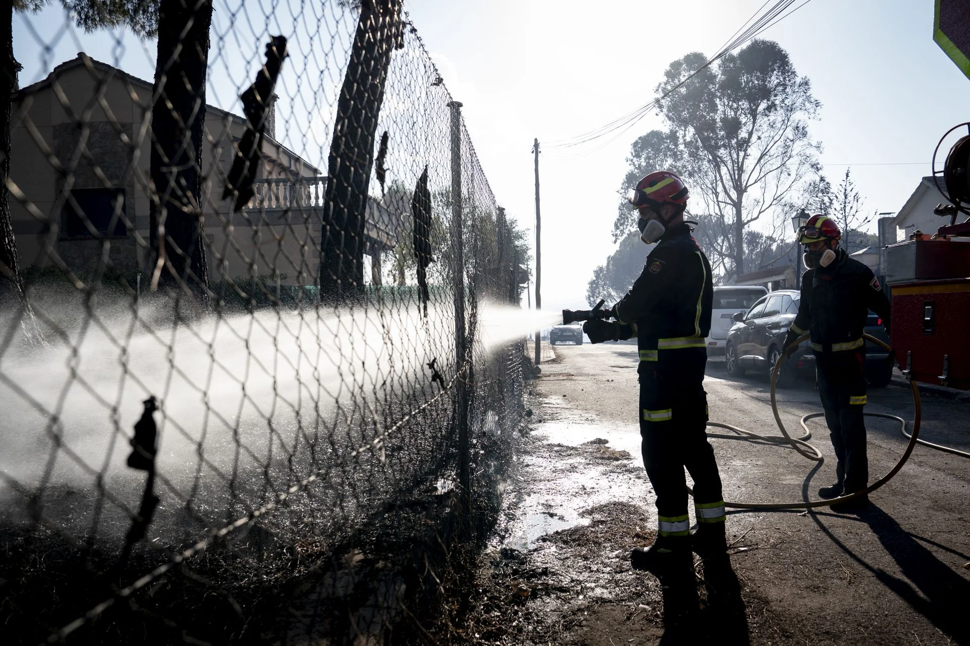 El incendio en Madrid presenta una «evolución positiva» durante la noche