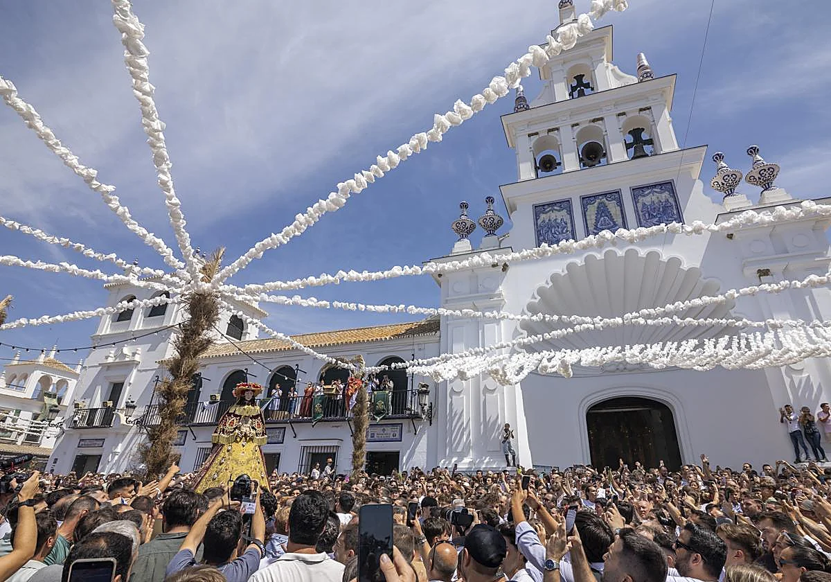 La Virgen del Rocío llega a la parroquia de Almonte tras 20 horas de procesión y bajo la lluvia