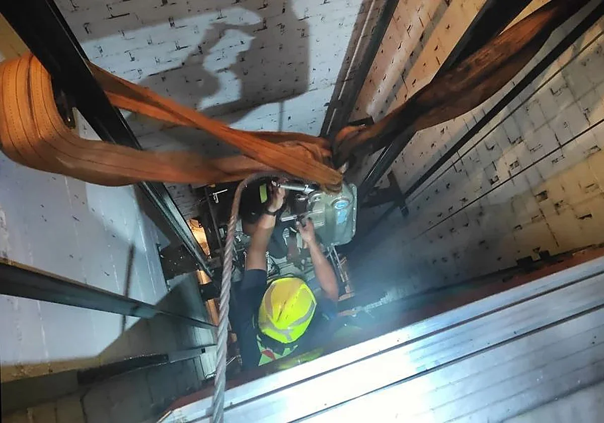 Rescatan a tres menores tras más de tres horas atrapados en un ascensor en Marbella