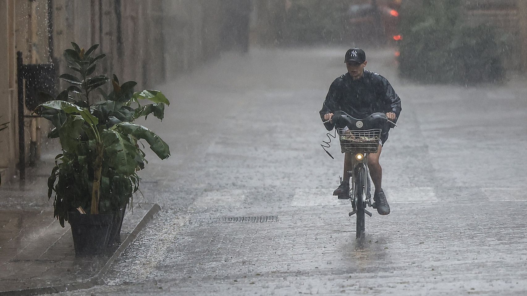 Las tormentas dejan fuertes precipitaciones, granizo y rachas de viento superiores a 140 km/h en Valencia