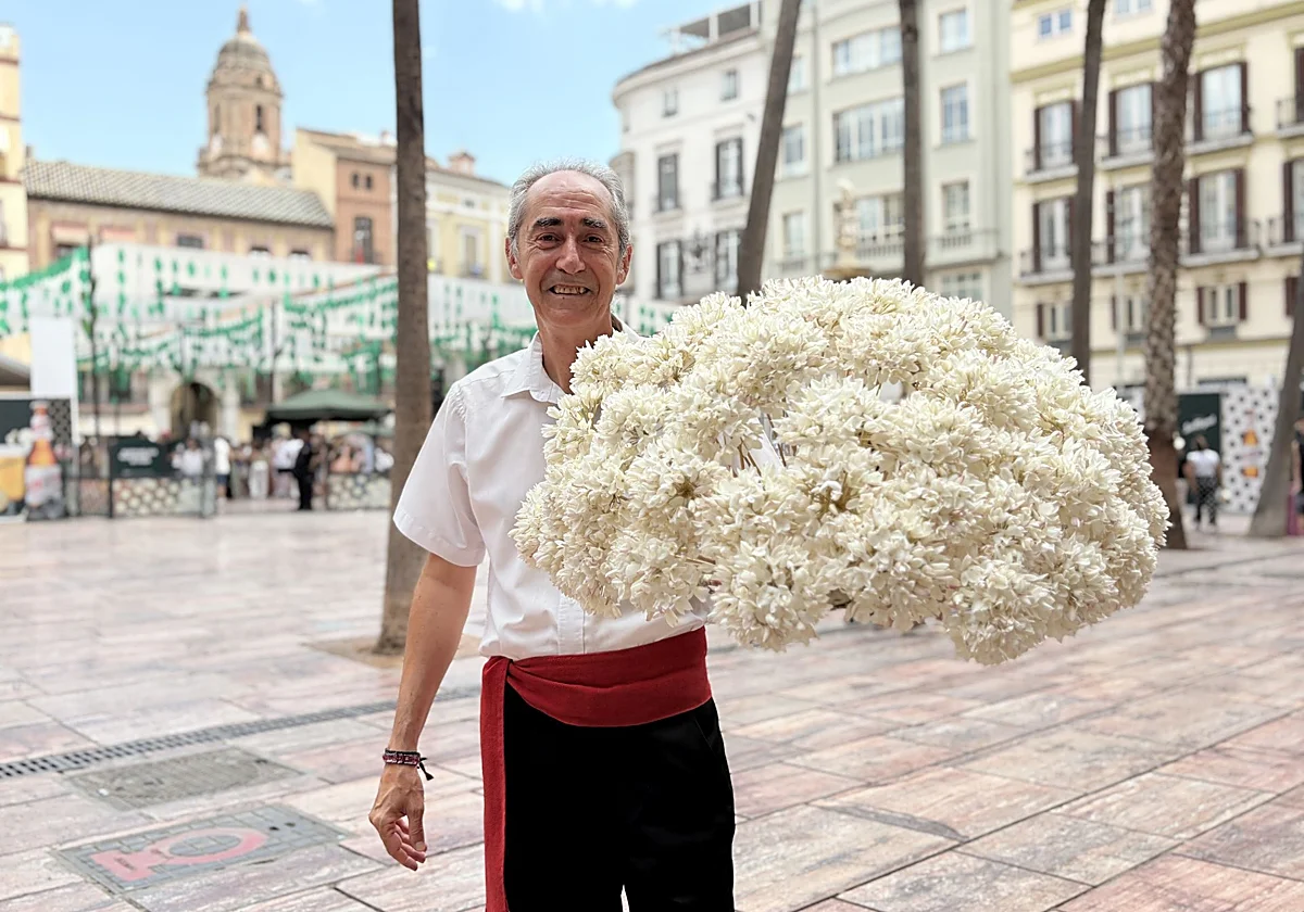 «Vengo desde pequeño con mi padre y mi abuelo a vender biznagas»
