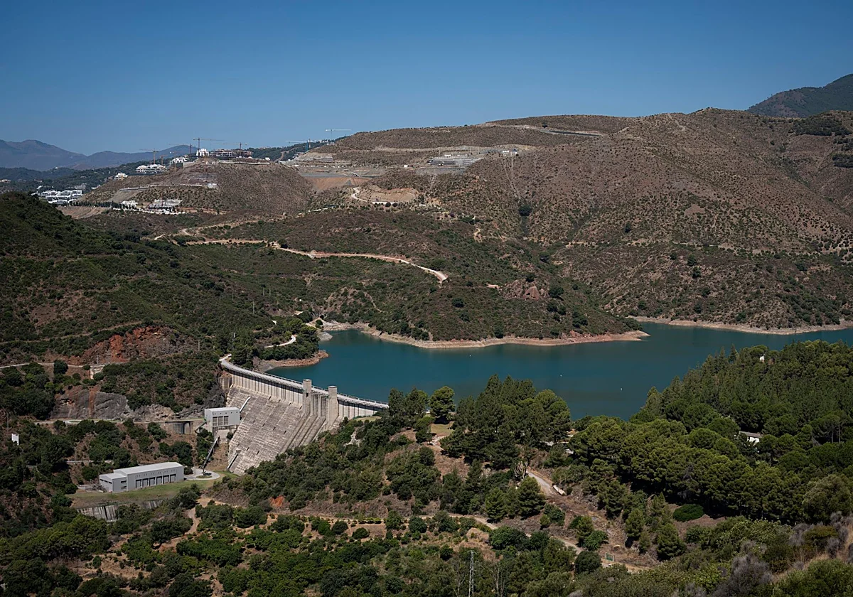 La demanda de agua pone al límite la red de la Costa y fuerza una conexión urgente con Málaga