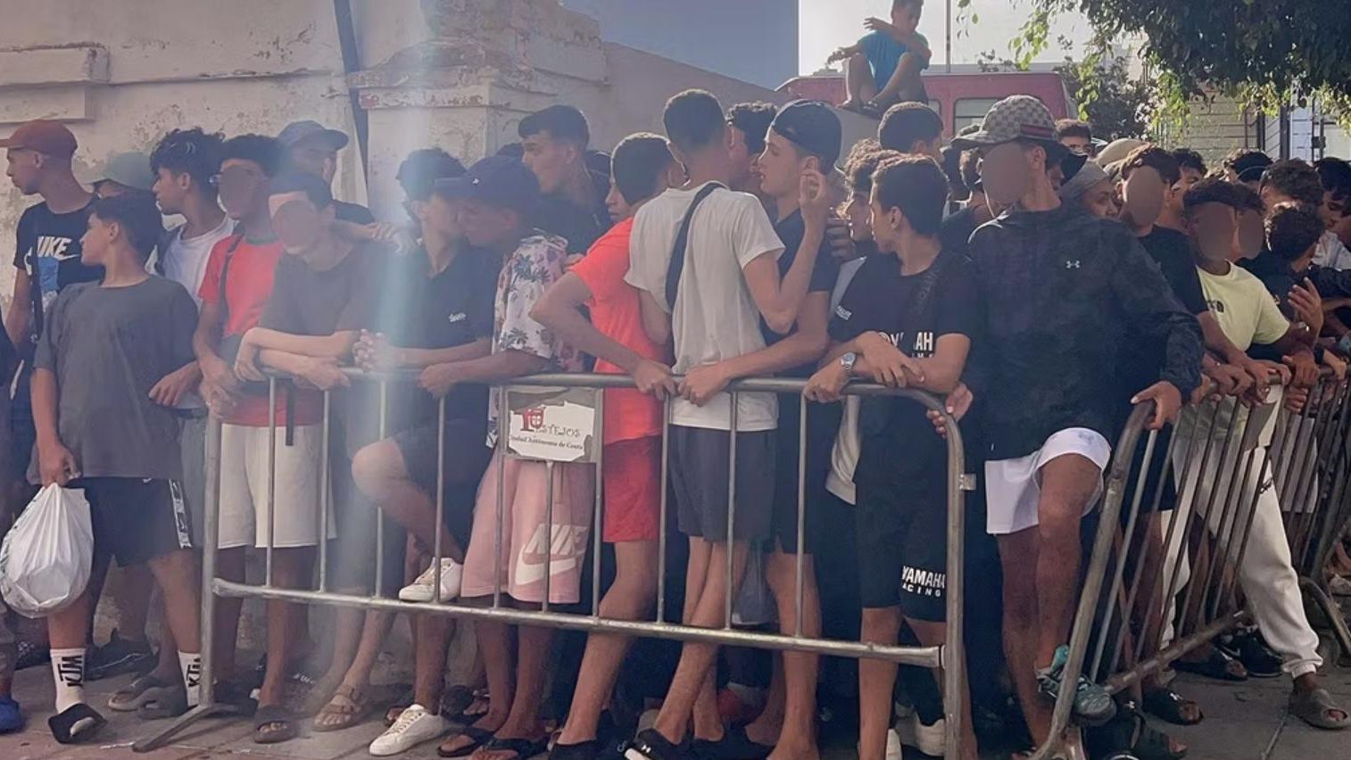 El Gobierno eleva a 2.500 los menas detectados en Ceuta, dice que 'hay muchos más' e insiste: 'Expulsarlos sería ilegal'