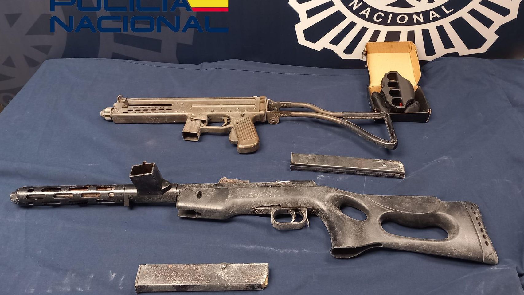 La Policía incauta dos armas de guerra y detiene a tres personas en una operación contra el narcotráfico en Sevilla