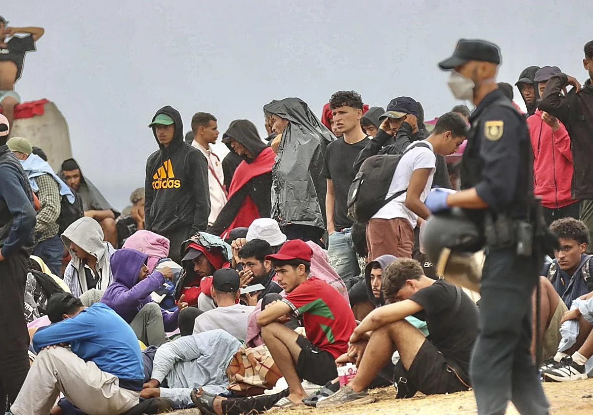 Vuelven a desalojar a cerca de mil migrantes de la playa del Trampolín en Ceuta