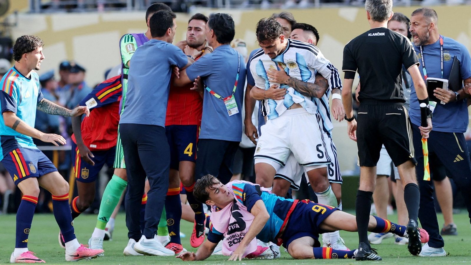 La FIFA impone una histórica sanción de 10 partidos para Paredes y uno para Gavi por la tangana en la final del Mundial