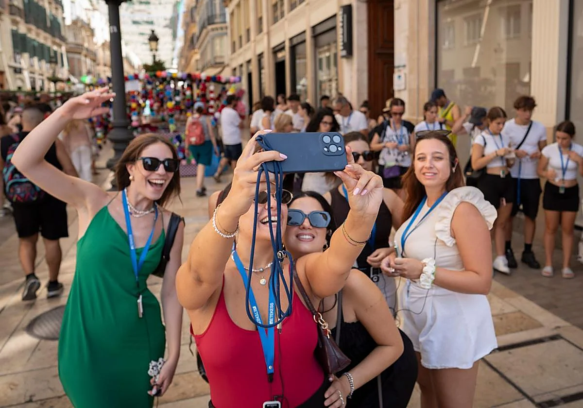 9.500 cruceristas desembarcan en Málaga y se encuentran con la feria por sorpresa