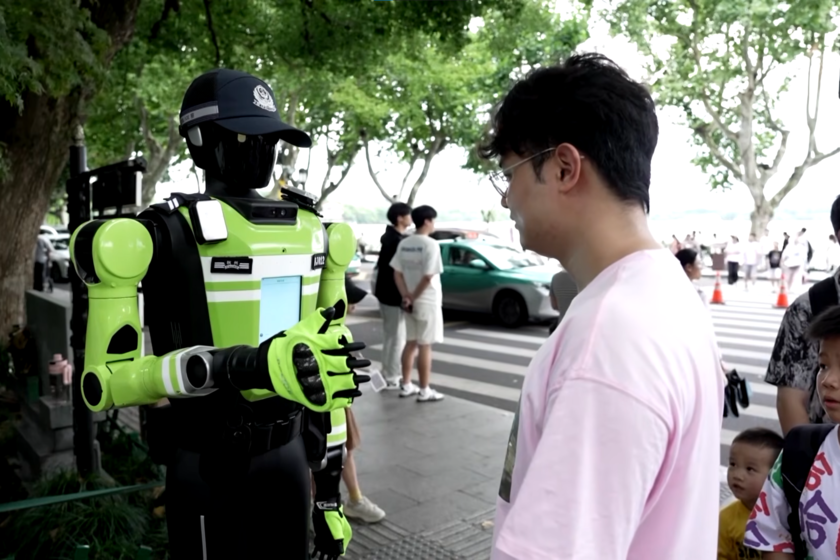 China lleva años enseñando robots espectaculares. En Hangzhou ya los ha puesto a controlar el tráfico