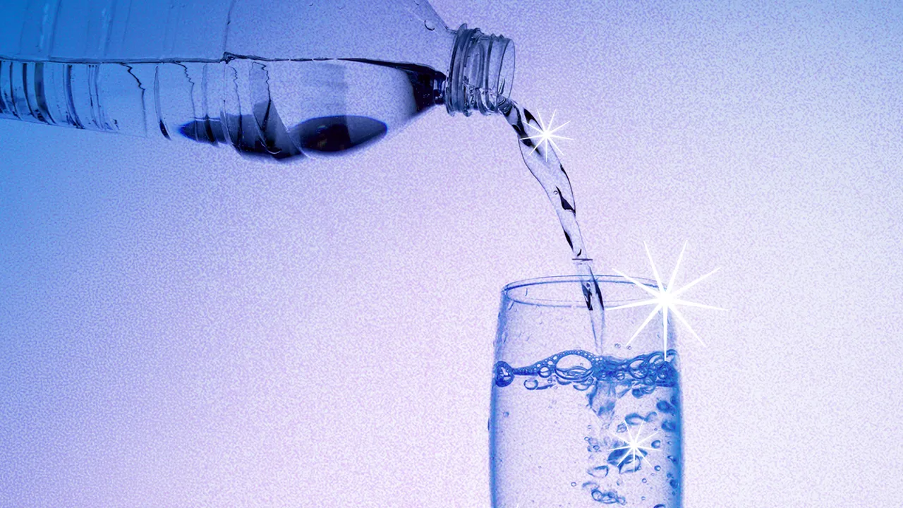 ¿El agua embotellada cara es realmente más saludable?